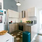 Industrial Style 2 Bedroom Apt 3 Min From The Beach!