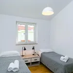 Industrial Style 2 Bedroom Apt 3 Min From The Beach!