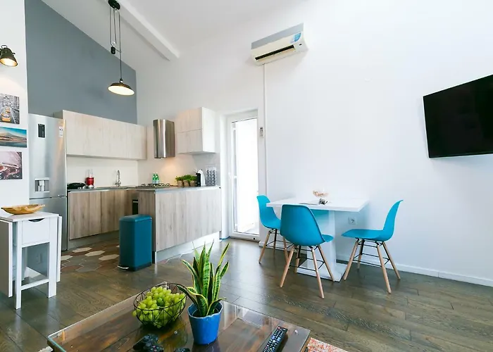 Industrial Style 2 Bedroom Apt 3 Min From The Beach!