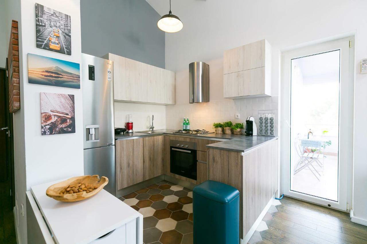 Industrial Style 2 Bedroom Apt 3 Min From The Beach! *